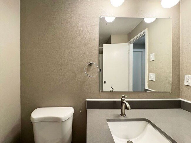 Building Photo - 1117 W 6th Ave