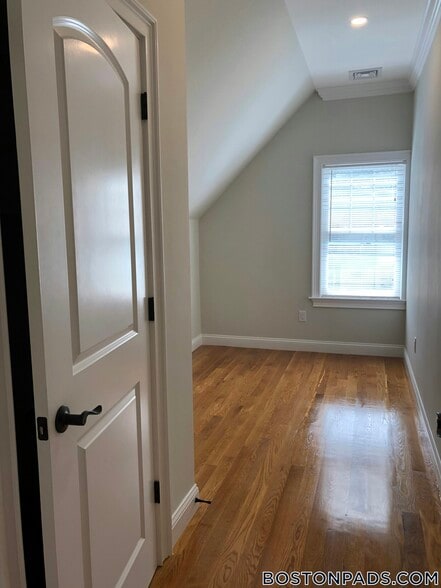 Building Photo - 9-11 Woodside Ave.