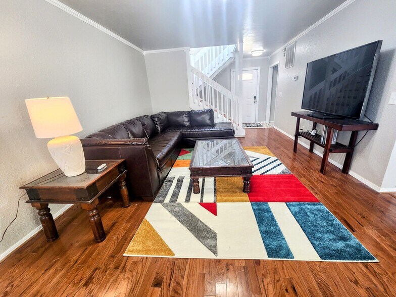 Living room - 4716 Hemlock Cir