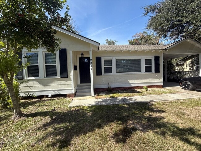 Building Photo - Updated Cottage Home in the Southdowns are...