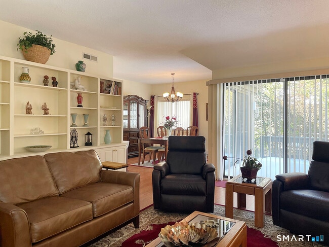 Building Photo - 6 Heritage Crest Dr