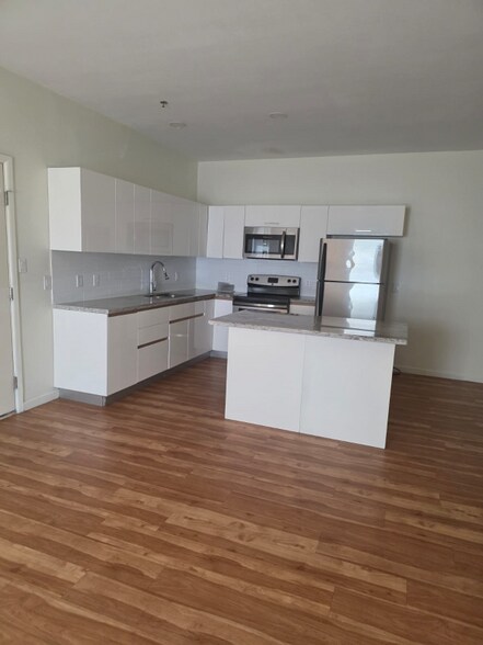 Primary Photo - 2111 E University Dr