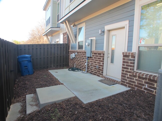 Building Photo - Move-In Ready Townhome located in the Stee...