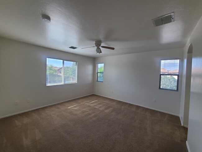 Building Photo - Beautiful 4-bedroom 3-bathroom - GREAT LOC...
