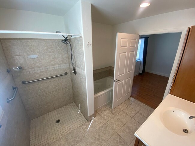 Building Photo - Three Bedroom Bayfield House Available for...