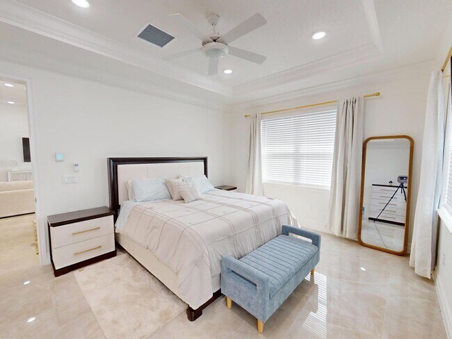 Building Photo - 409 SW Bradshaw Cir