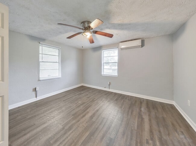 Building Photo - 322 Hillcrest St