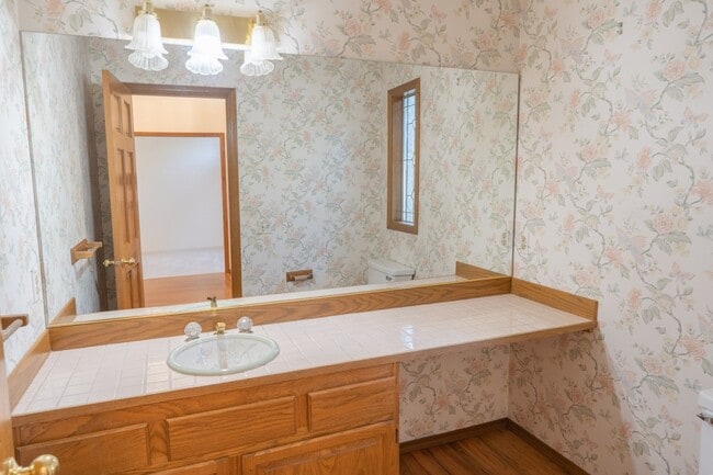 Building Photo - 3Bd/2.5Ba Bellevue House( Newport Hill)
