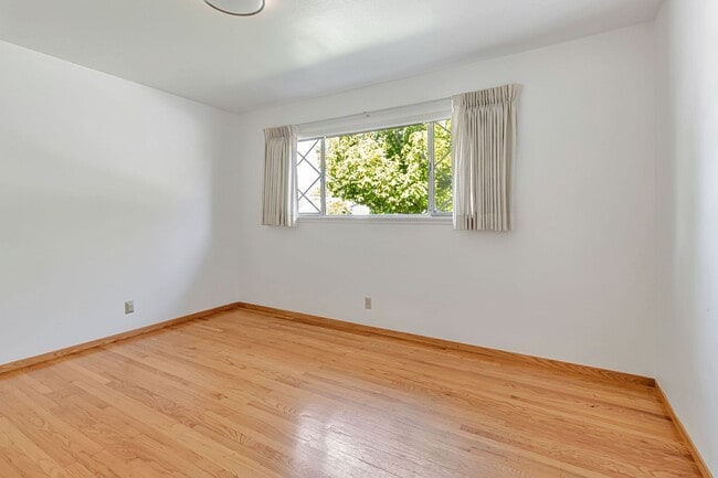 Building Photo - Charming 3-Bedroom 2-Bathroom Home in Sant...
