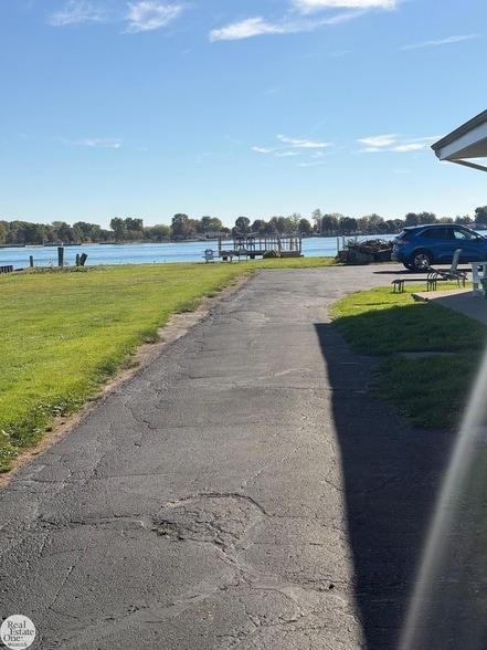 Building Photo - 9237 N River Rd