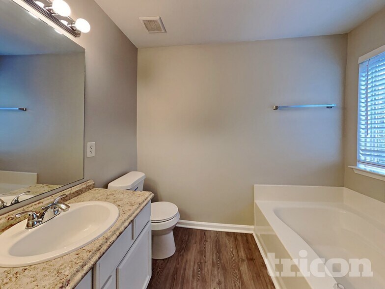 Building Photo - 1030 Riverclift Dr