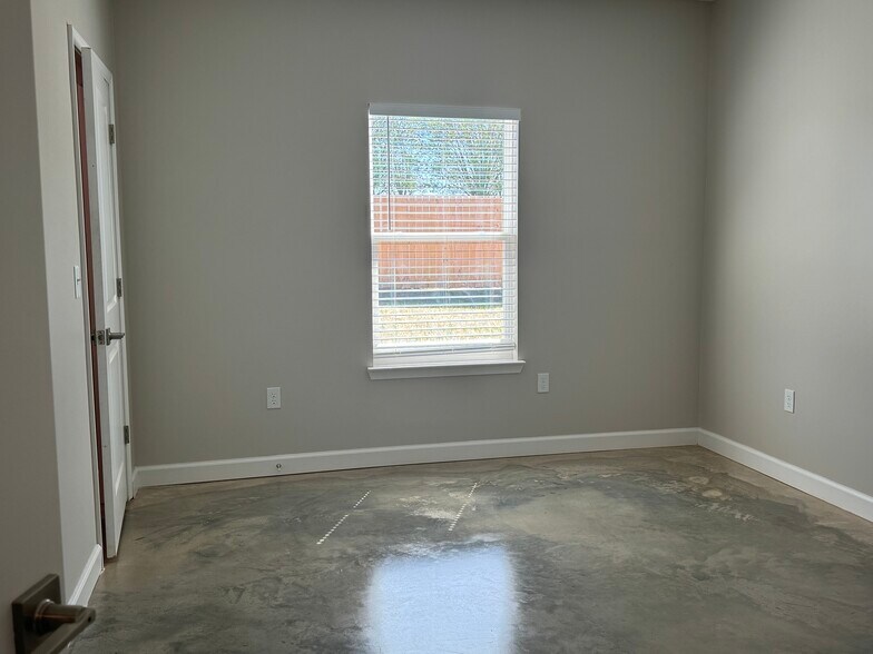 Building Photo - 114 Rodeo Ln