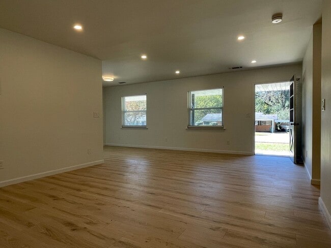 Building Photo - Gorgeous FULLY REMODELED 3 Bedroom/2Bath