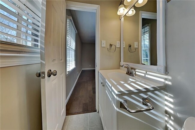 Building Photo - 4656 Lincoln Way SW