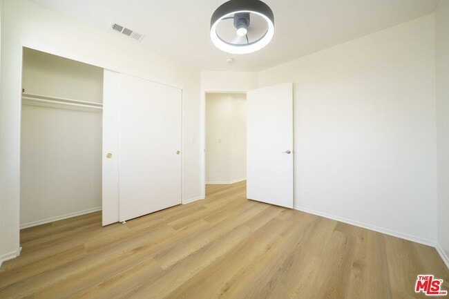 Building Photo - 121 Cancion Way