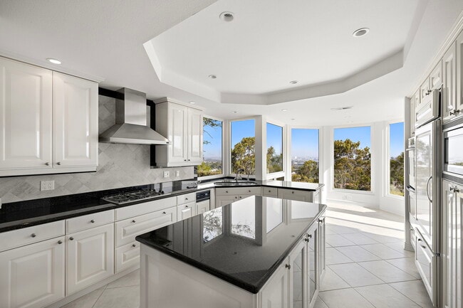 Building Photo - 31 Saint Tropez