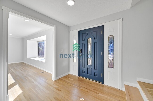 Building Photo - Stunning 5-Bedroom Home in Bellevue’s Top School District!