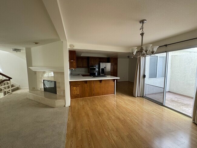 Building Photo - 1307 W 7th St