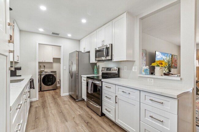 Building Photo - Updated Mesa Home w/ Community Pool/Spa & ...
