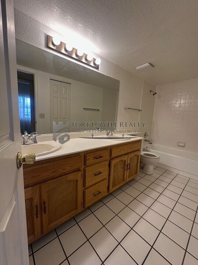 Building Photo - Spacious Remodeled 2 Bed/2Bath Condo!