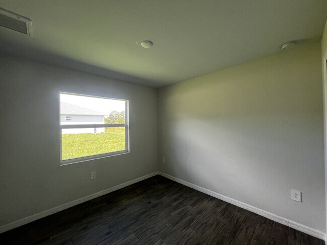 Building Photo - Haunt Your Dream Home: 3BR Duplex With Chi...