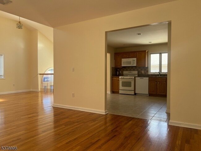 Building Photo - 346 River Dr