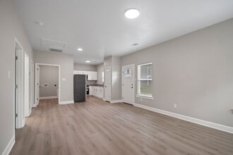 Building Photo - 5703 Valley Dr