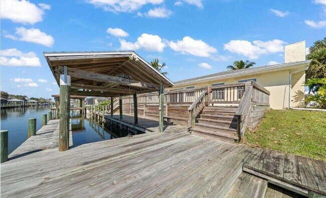 Building Photo - Melbourne Beach gem with covered boat house