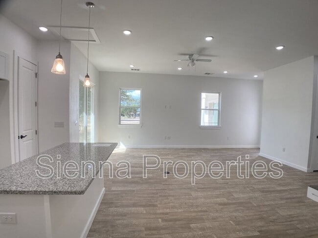 Building Photo - 255 Lourdes Ct