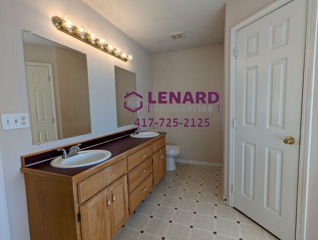 Building Photo - Large 3 Bedroom Home Ready for Move In!