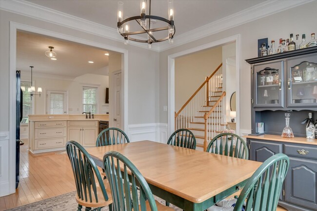 Building Photo - 5 Bed/3 Bath home with Primary Bedroom & a...