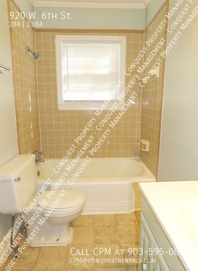 Building Photo - 920 W 6th St