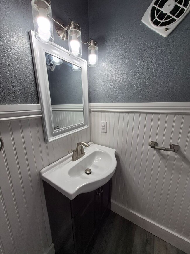 Building Photo - Get this adorable 3-bedroom 2 full bath ho...