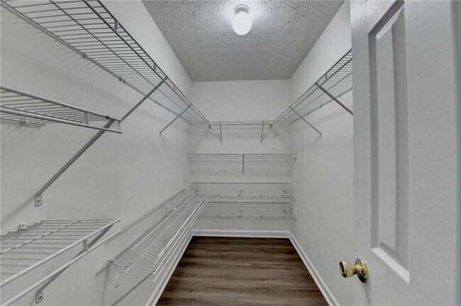 Building Photo - 6670 Island Pointe Dr