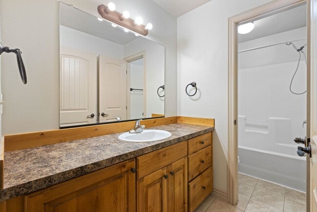 Building Photo - DARLING - 2 Bed 1.5 Bath Townhome in the M...