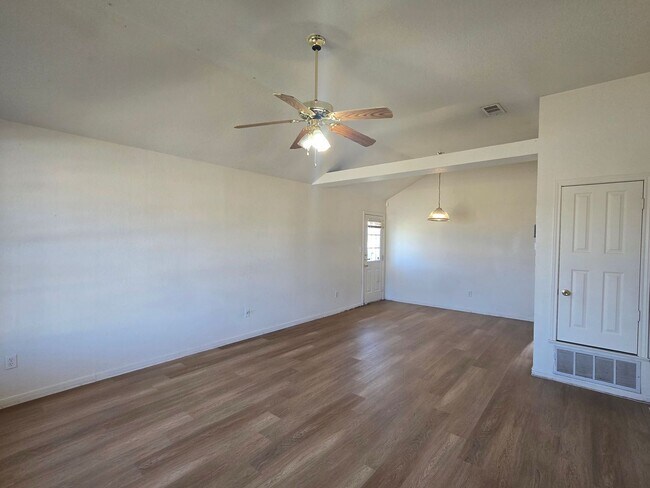 Building Photo - AVAILABLE NOW!