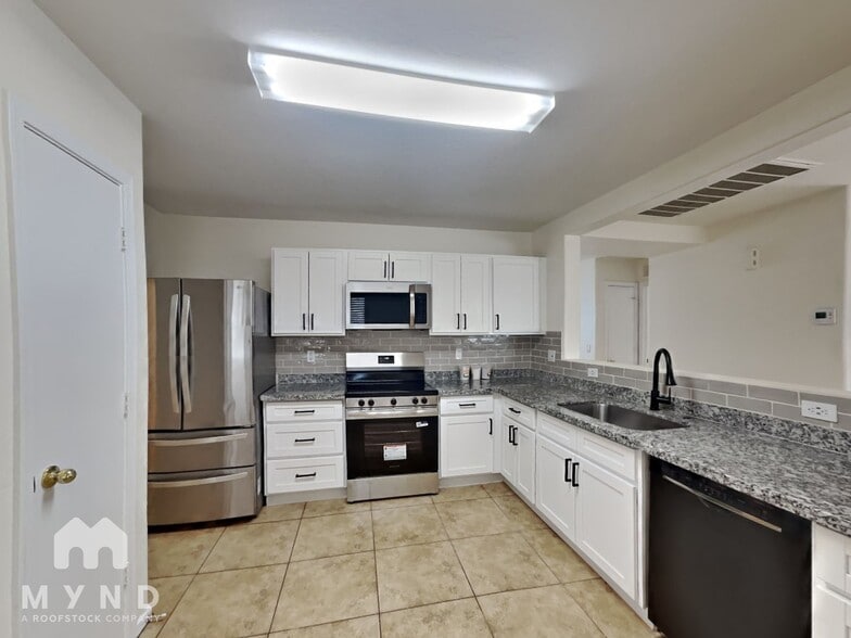 Building Photo - 3110 S 100th Dr