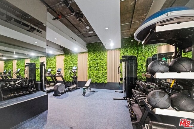 Building Photo - 160 N La Peer Dr