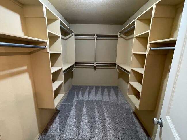Building Photo - JENKS SCHOOLS - 3 bed with study and formal dining!!