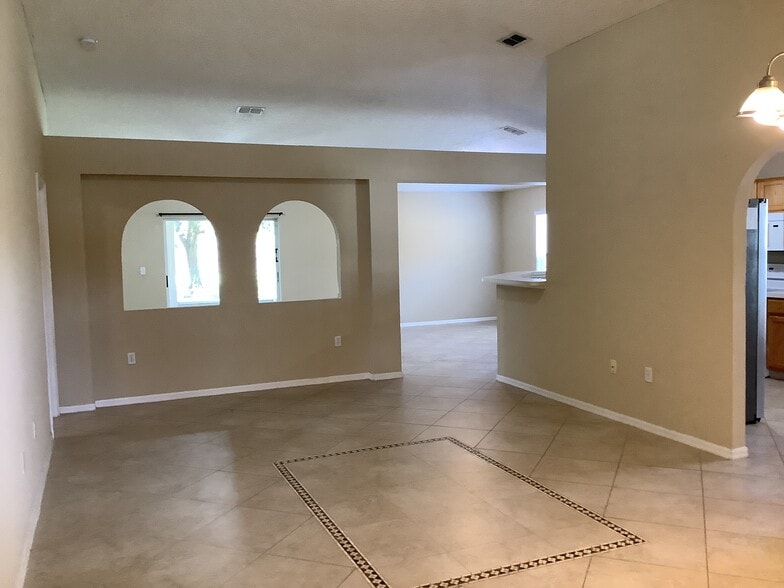 Building Photo - 5276 Mansford Pl