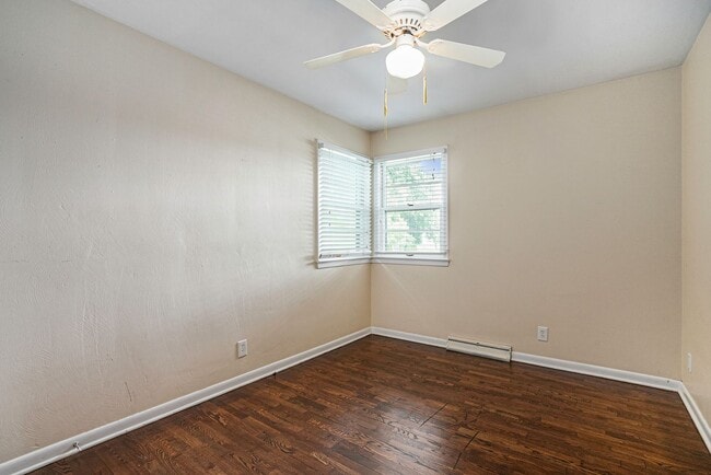 Building Photo - AVAILABLE IN AUGUST! 3 Bedroom, 1 Bath Sin...