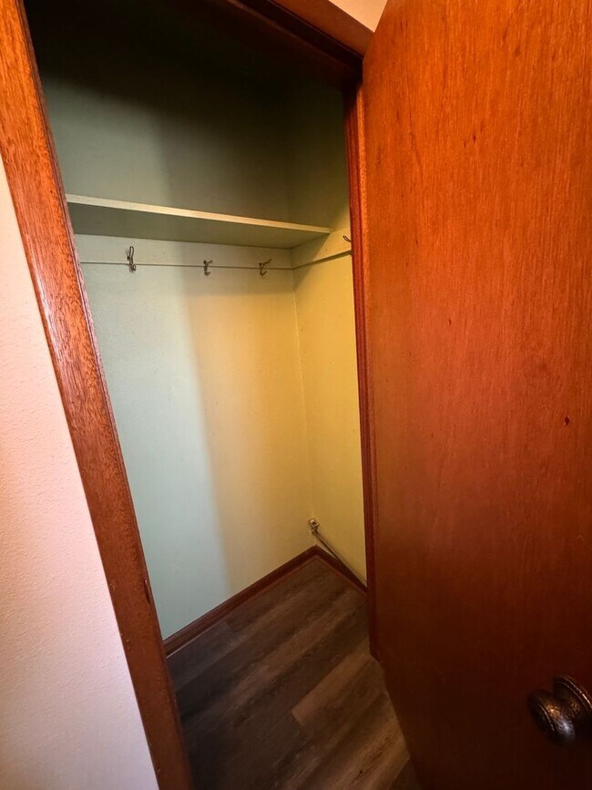 Building Photo - Country living at its best! Traditional farm house avail NOW