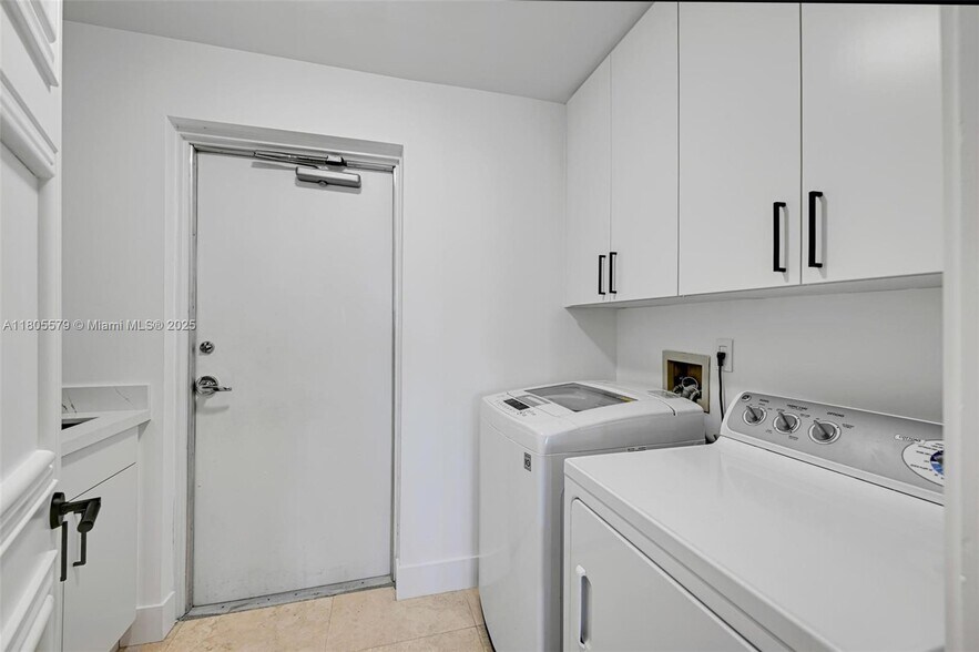 Building Photo - 13637 Deering Bay Dr