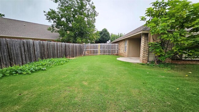 Building Photo - 811 Dogwood Ct