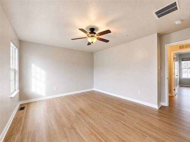 Building Photo - 1502 Pointe View Dr