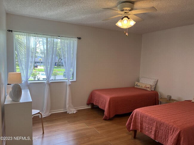 Building Photo - 7 Cove Rd