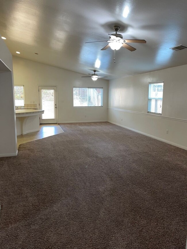Building Photo - Beautiful 3 bed 2 bath Home in Rosedale!
