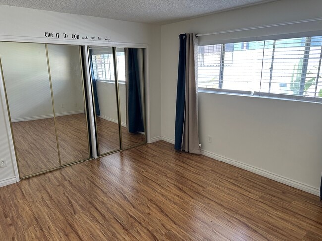 Building Photo - 727 E Tujunga Ave