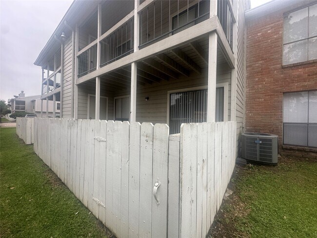 Building Photo - 17401 Red Oak Dr