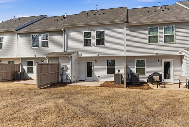 Building Photo - Beautiful 3 Bedroom 2.5 Bath Townhome in East Main Meadows